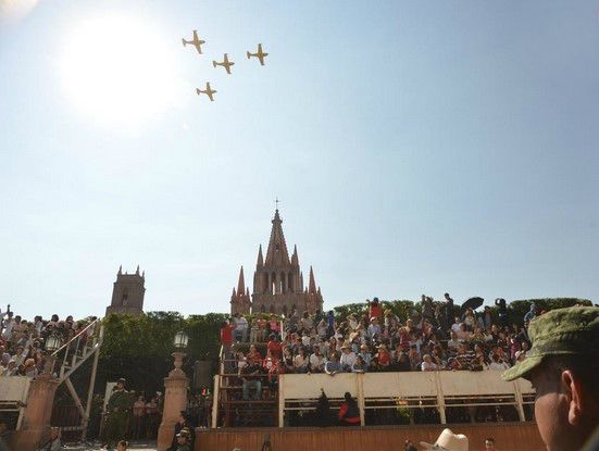Homenaje a Ignacio Allende con espectáculo de Fuerza Aérea Homenaje a Ignacio Allende con espectáculo de Fuerza Aérea
