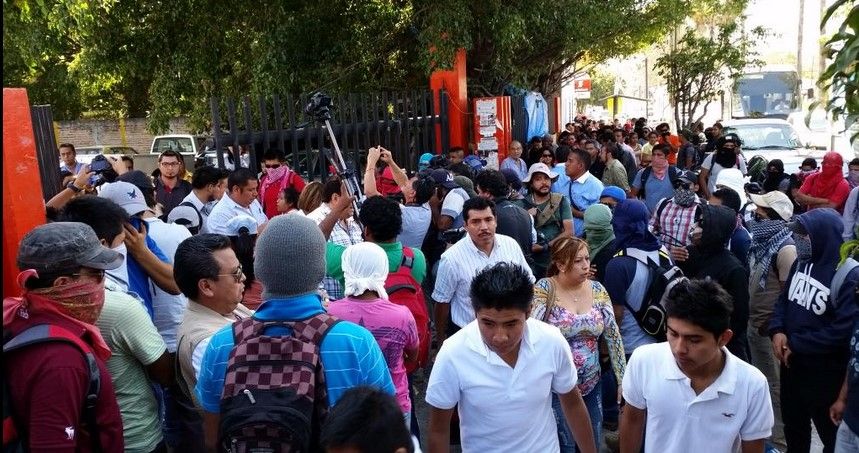 Normalistas toman sede de la Secretaría de Educación de Guerrero Normalistas toman sede de la Secretaría de Educación de Guerrero