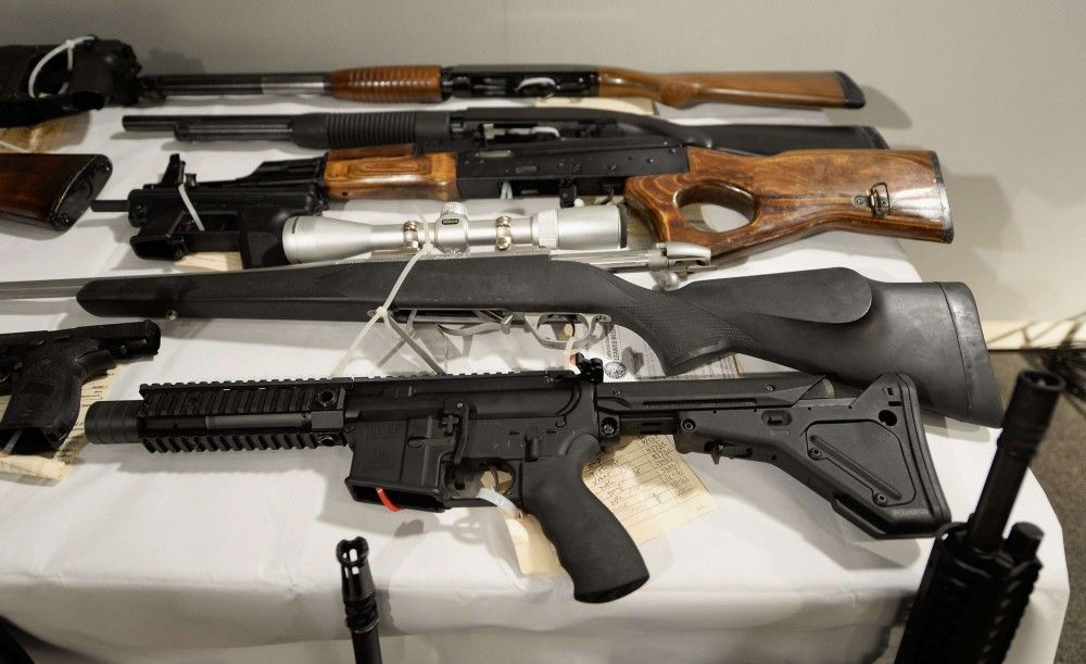 Consignan a 5 personas que transportaban un arsenal de armas en Apatzingán
