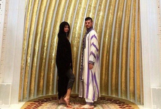 Ofende tobillo de Selena Gómez a musulmanes Ofende tobillo de Selena Gómez a musulmanes