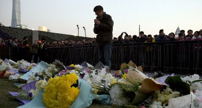 Familiares exigen devolución de cuerpos de la estampida de Shanghai Familiares exigen devolución de cuerpos de la estampida de Shanghai