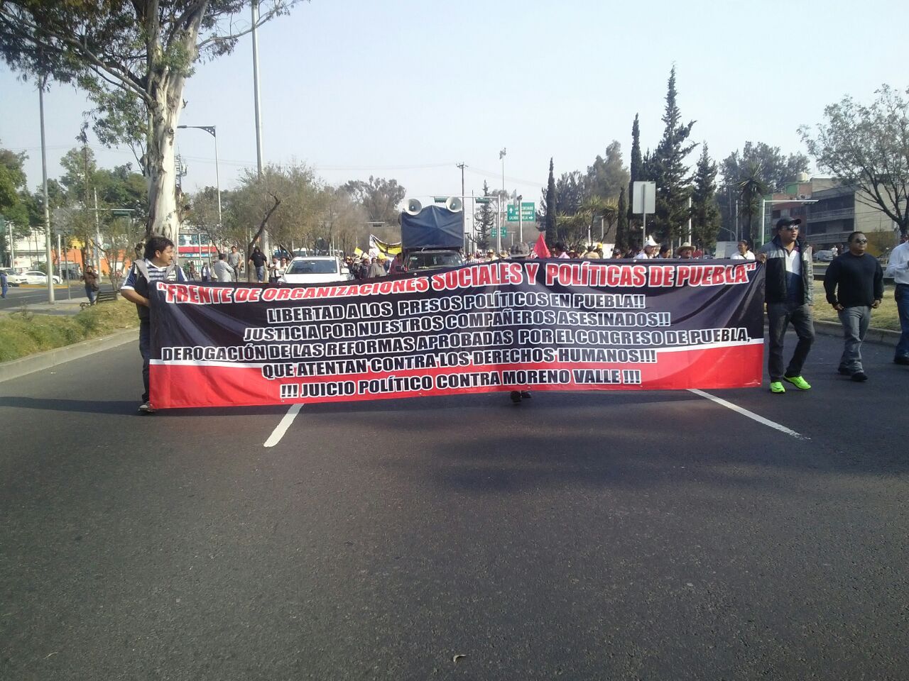 Poblanos marchan en el DF hacia el Zócalo Poblanos marchan en el DF hacia el Zócalo