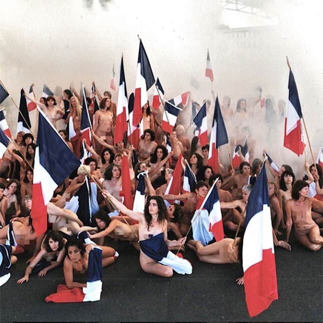 Spencer Tunick muestra su apoyo a Francia Spencer Tunick muestra su apoyo a Francia