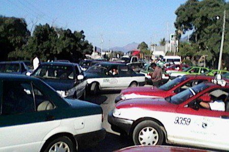 Bloquean carretera en Tehuantepec para exigir la localización de taxista