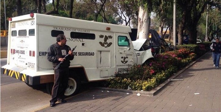 Dos heridos tras choque de camioneta de valores Dos heridos tras choque de camioneta de valores