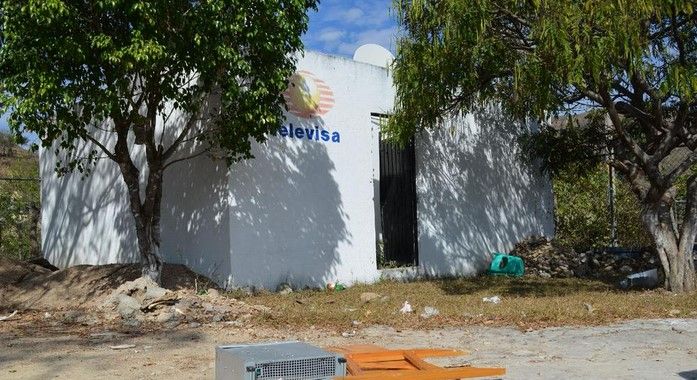 Encapuchados destrozan antena de Televisa en Guerrero Encapuchados destrozan antena de Televisa en Guerrero
