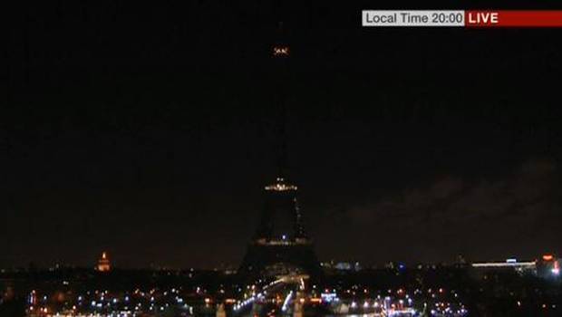 Torre Eiffel queda a oscuras en homenaje a víctimas de atentado Torre Eiffel queda a oscuras en homenaje a víctimas de atentado