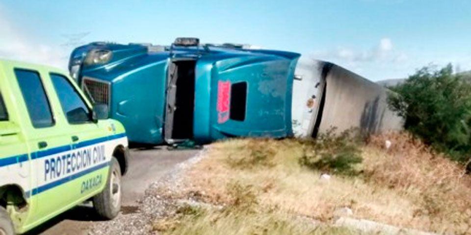 Vuelca un segundo tráiler en Oaxaca