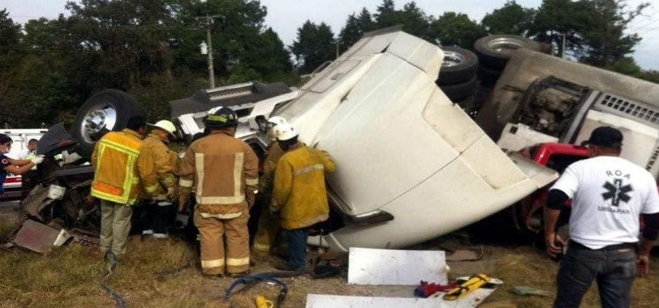 Volcadura en Uruapan deja un muerto