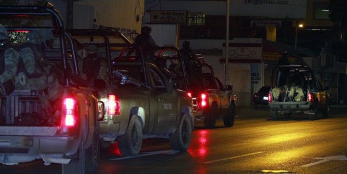 Trasladan a los 44 detenidos por Apatzingán a penal federal
