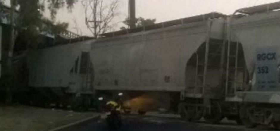 Tren descarrila sobre avenida Central