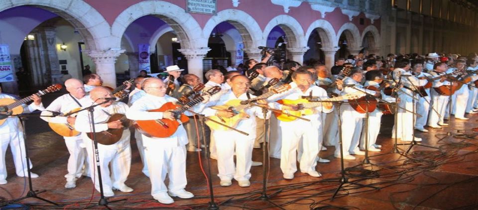 Trovadores cantan las mañanitas por aniversario de Mérida