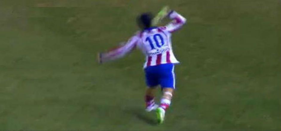 Arda Turan lanza su zapato contra árbitro Arda Turan lanza su zapato contra árbitro