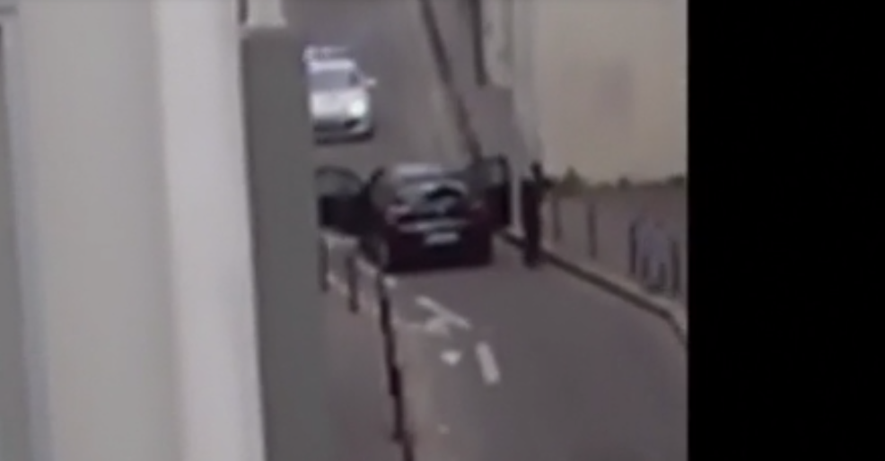 Video: Terroristas escapan de oficinas de Charlie Hebdo Video: Terroristas escapan de oficinas de Charlie Hebdo