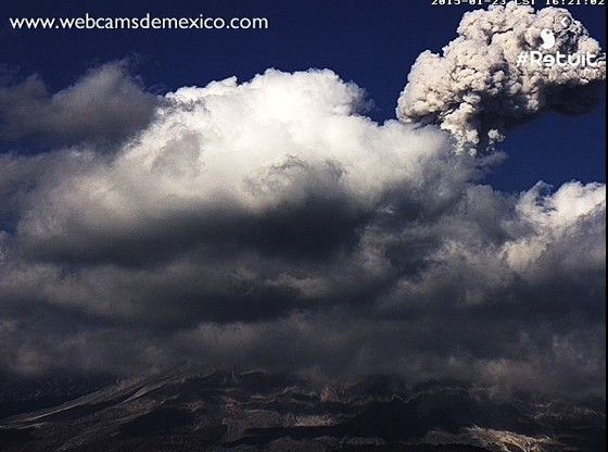 Reportan explosión en volcán de Colima Reportan explosión en volcán de Colima