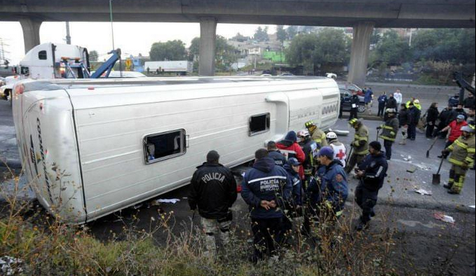 Volcadura en la México-Querétaro deja 20 lesionados