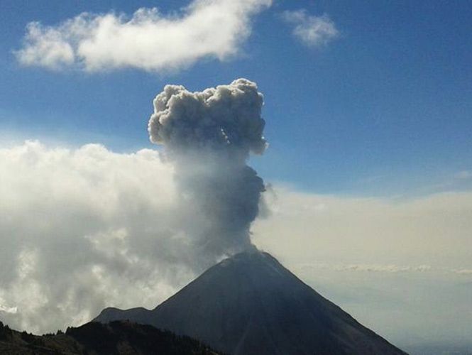 Volcán de Colima lanza exhalación de 3 mil metros