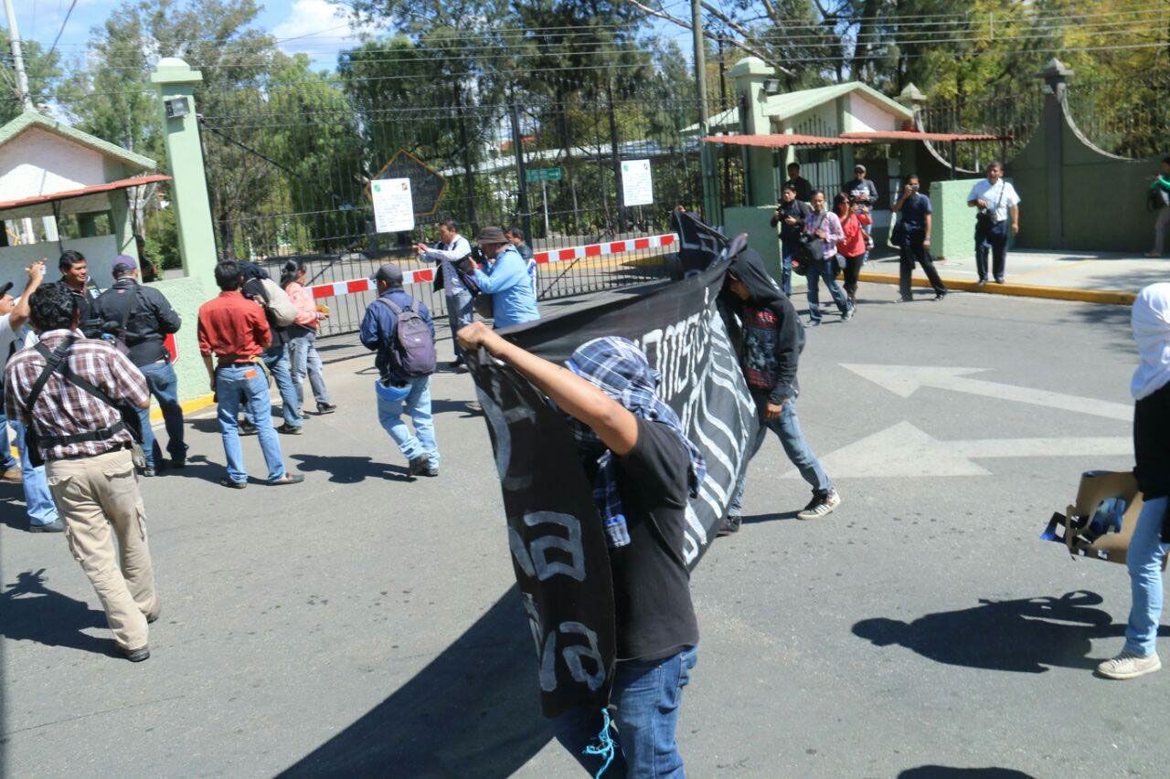 Manifestantes vandalizan Zona Militar en Oaxaca