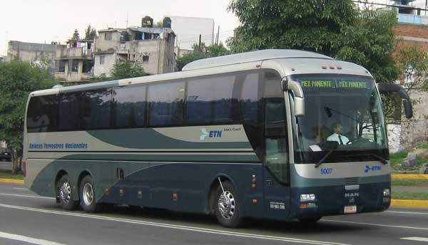 Mueren dos en accidente de autobús en Michoacán