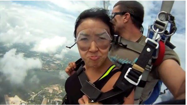 Increíble momento en que dos paracaidistas casi mueren Increíble momento en que dos paracaidistas casi mueren