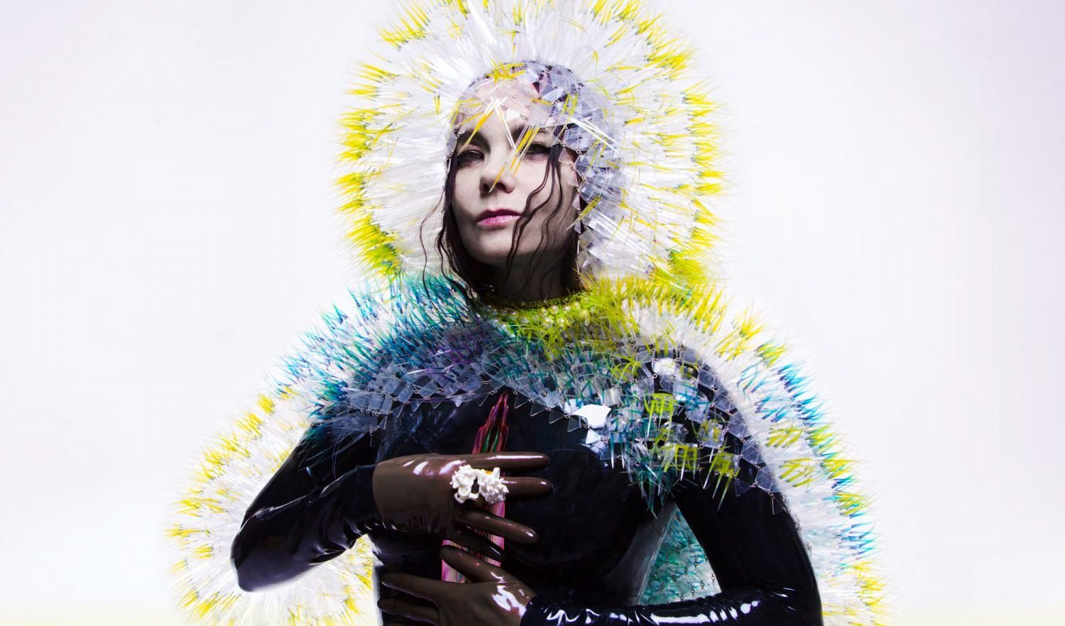 Björk presenta tráiler de su retrospectiva en el MoMA Björk presenta tráiler de su retrospectiva en el MoMA