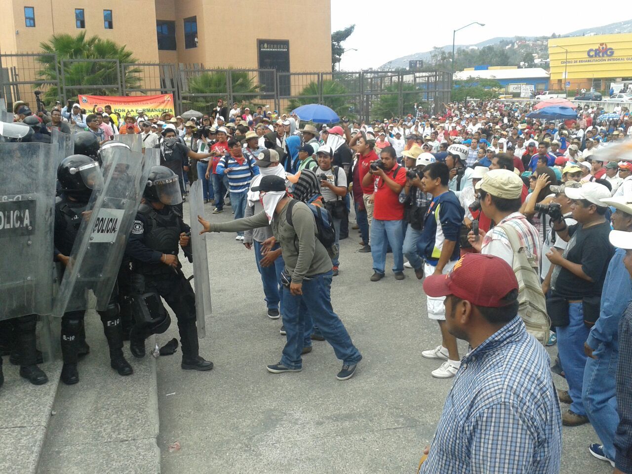 Maestros marchan en Chilpancingo Maestros marchan en Chilpancingo