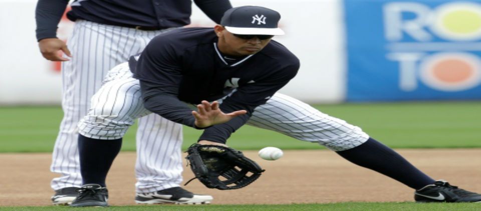 Alex Rodríguez practica en la primera base Alex Rodríguez practica en la primera base