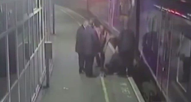 Sale ileso tras caer a vías del tren Sale ileso tras caer a vías del tren