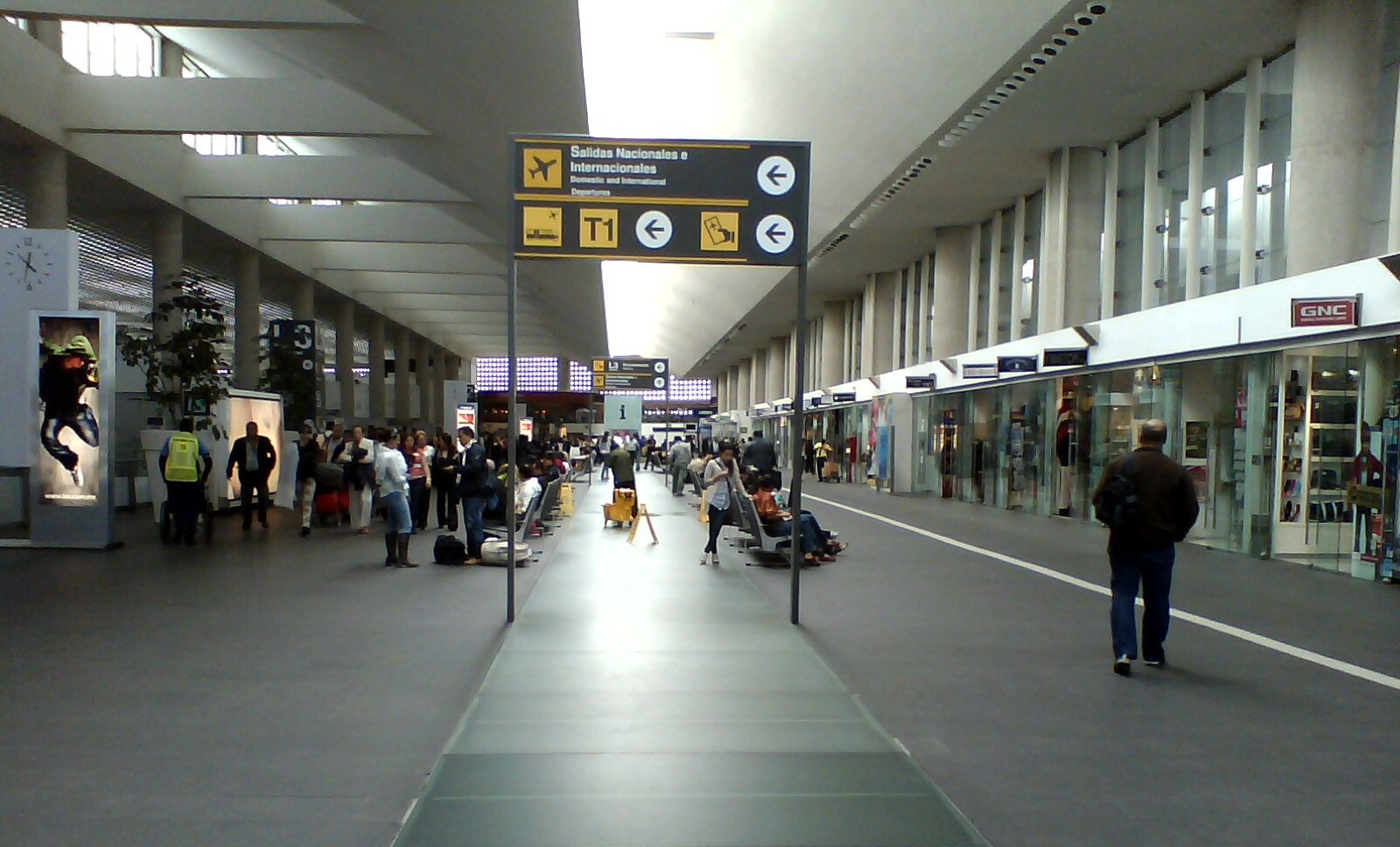 Investigarán libre competencia en el AICM