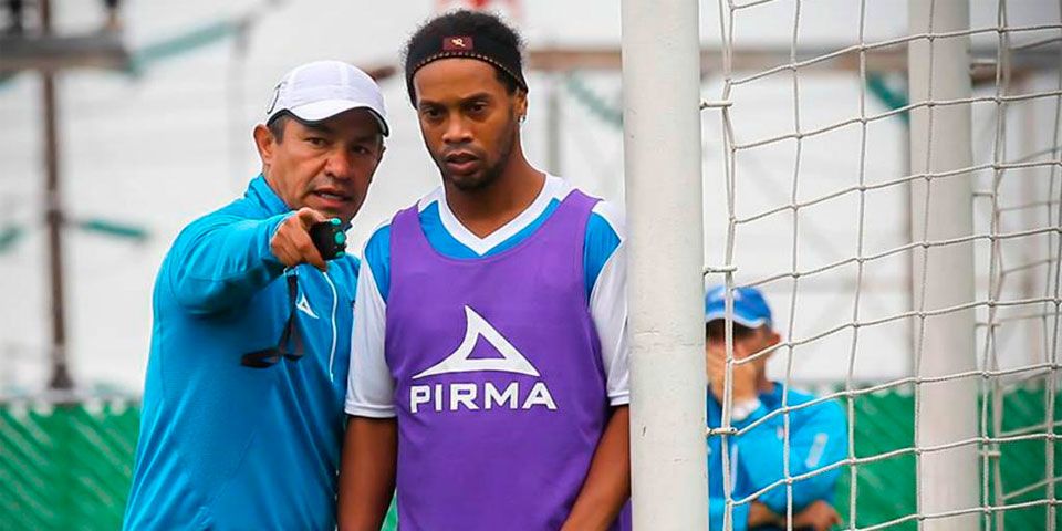 Ronaldinho sí sirve: Ambriz Ronaldinho sí sirve: Ambriz