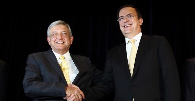 AMLO abre las puertas de Morena a Ebrard