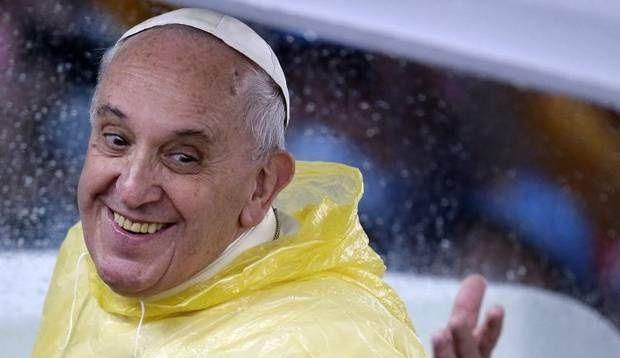 Papa Francisco regala paraguas a indigentes