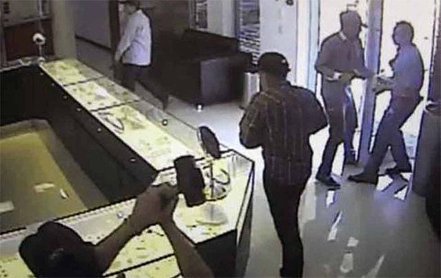 Formal prisión a asaltantes de joyería de Saks
