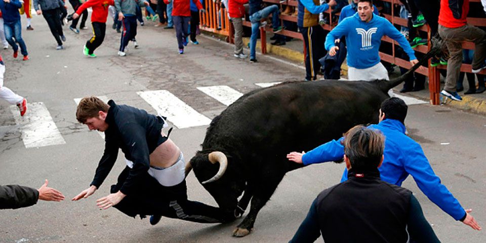 Mejora condición de hombre atacado por toro Mejora condición de hombre atacado por toro