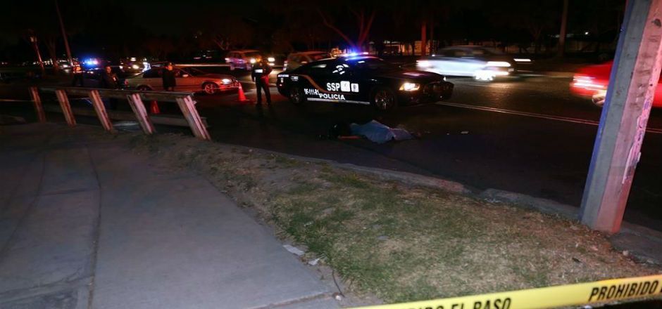 Muere atropellado debajo de un puente peatonal