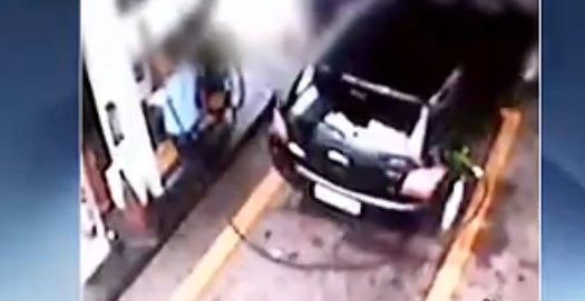 Le cae bomba de gasolina a mujer Le cae bomba de gasolina a mujer