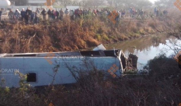 Cae camión de pasajeros a un canal en Querétaro