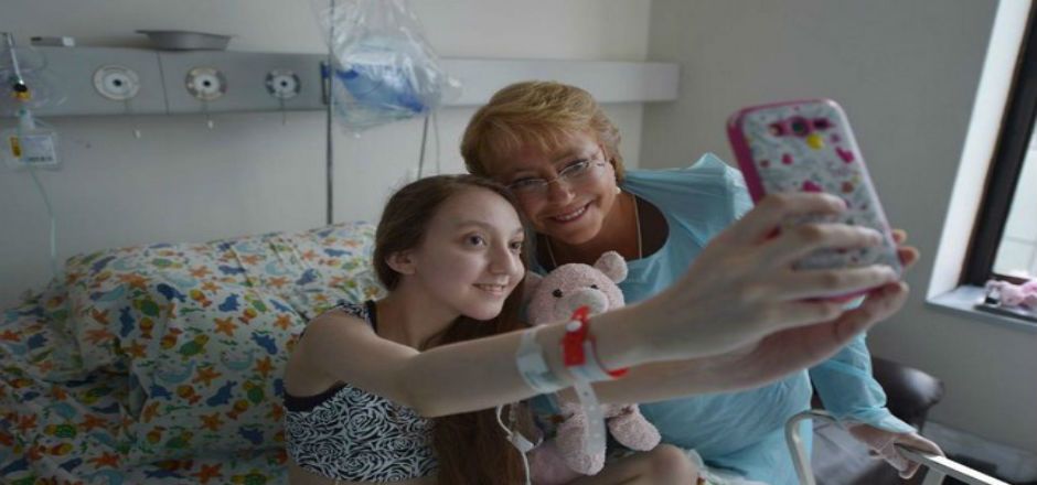 Bachelet visita a niña que pidió eutanasia