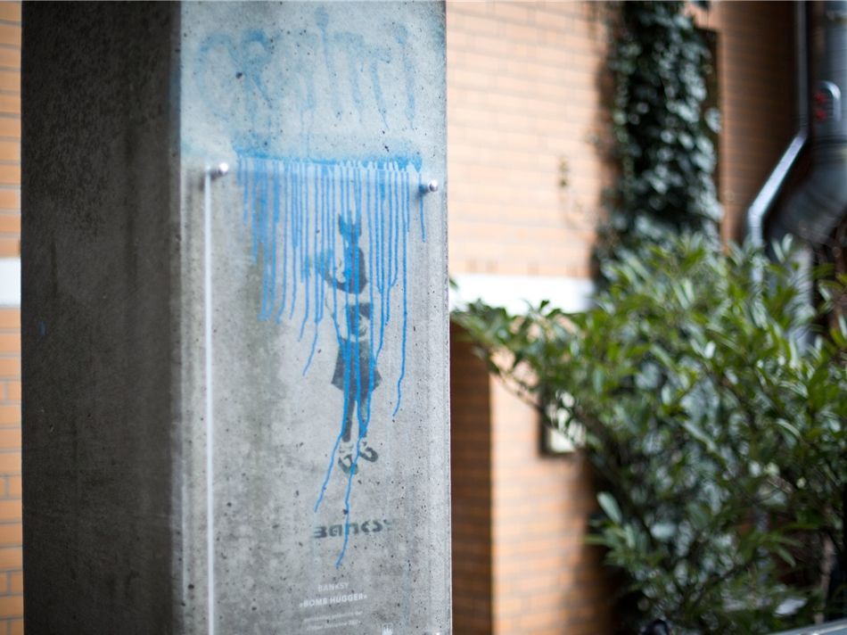 Dañan un Banksy con la palabra “graffiti”