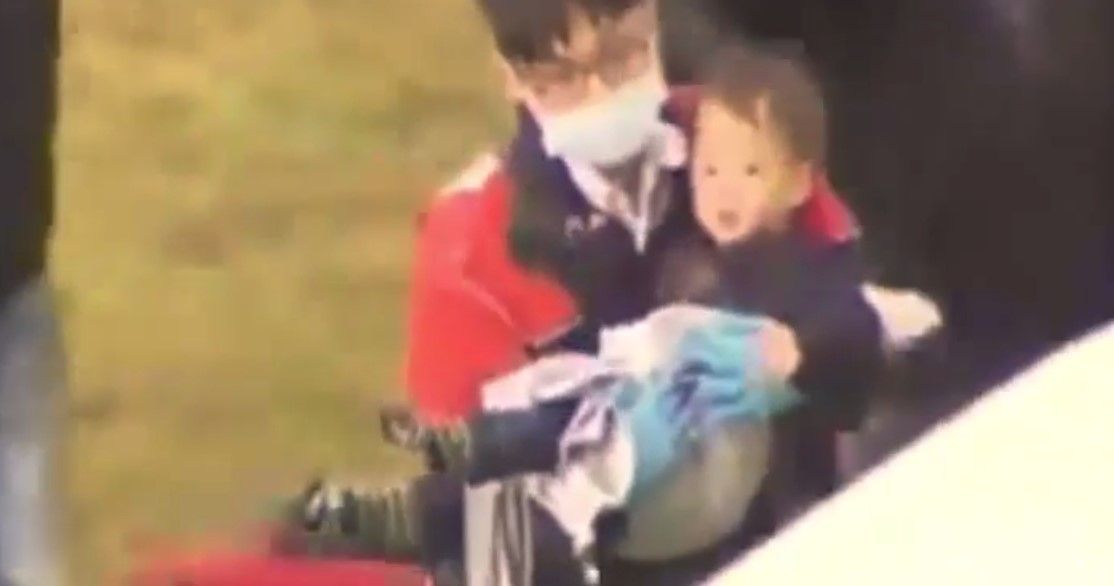 Salvan a niño sobreviviente del avión que cayó en Taiwán