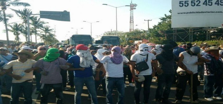 Maestros vandalizan camioneta en Acapulco