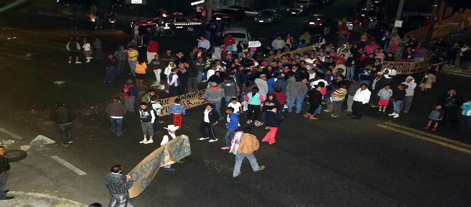 Vecinos bloquean la carretera México-Cuernavaca