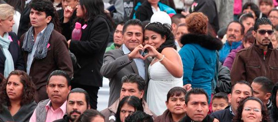 Realizan boda masiva en el Zócalo
