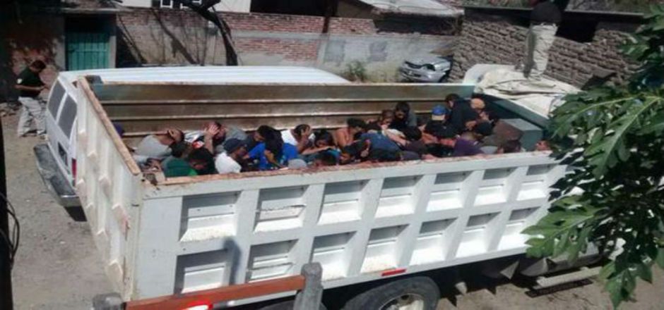 Aseguran camión con 54 indocumentados en el Istmo Aseguran camión con 54 indocumentados en el Istmo