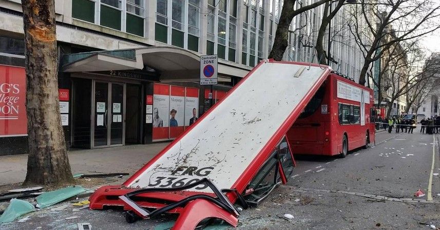 Se desprende techo de camión en Londres