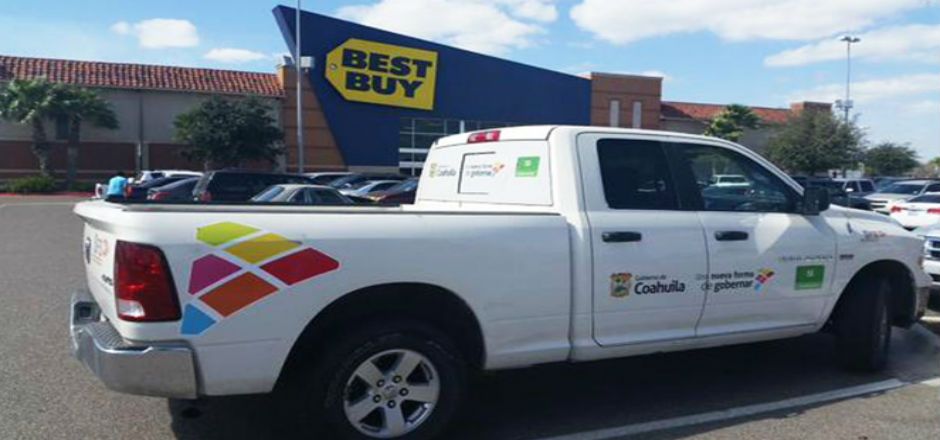 Exhiben a funcionario que se fue de compras