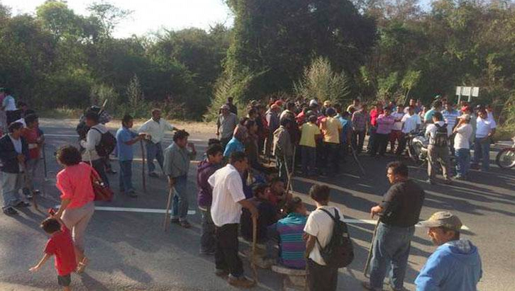 Manifestantes cierran carretera a Huatulco