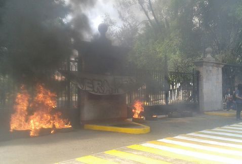 Encapuchados prenden fuego a puertas de Casa de Gobierno de Michoacán
