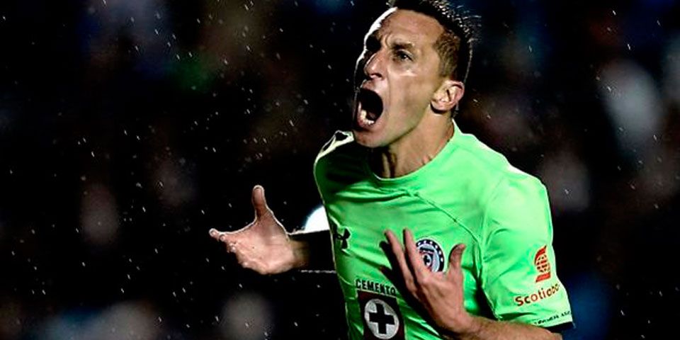 Cruz Azul sigue líder tras vencer a Querétaro Cruz Azul sigue líder tras vencer a Querétaro