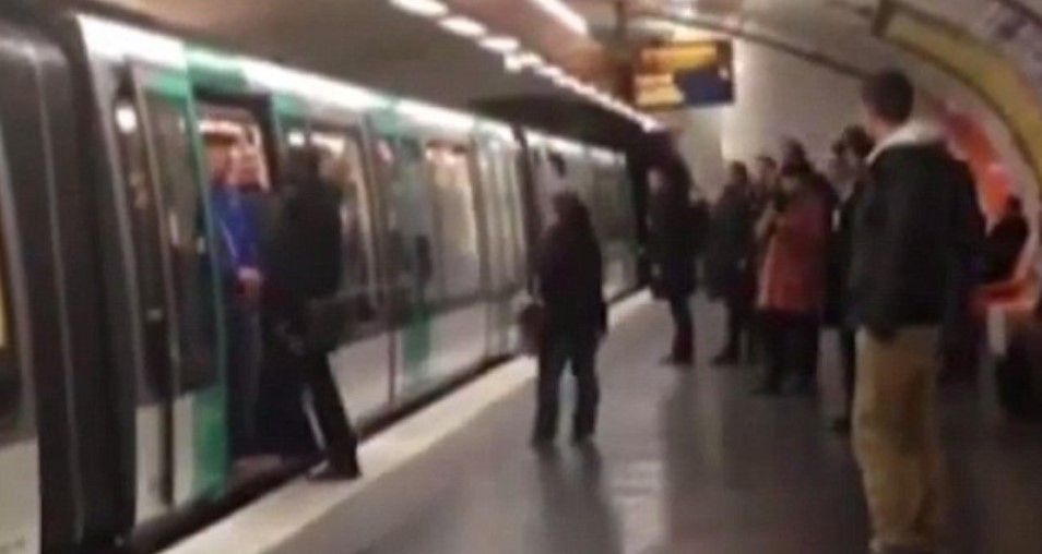 Vergonzoso comportamiento de algunos aficionados del Chelsea Vergonzoso comportamiento de algunos aficionados del Chelsea